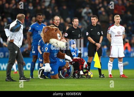 Il Leicester City mascotte della nocciola con Fox match funzionari, Leicester City's Wes Morgan (sinistra) e Burnley del Ben Mee (a destra) durante il match di Premier League al King Power Stadium, Leicester. Premere associazione immagine fotografica Data: Sabato 2 dicembre 2017. Vedere PA storia Calcio Leicester. Foto di credito dovrebbe leggere: Mike Egerton/filo PA. Restrizioni: solo uso editoriale nessun uso non autorizzato di audio, video, dati, calendari, club/campionato loghi o 'live' servizi. Online in corrispondenza uso limitato a 75 immagini, nessun video emulazione. Nessun uso in scommesse, giochi o un singolo giocatore/club/league pubblicazioni. Foto Stock