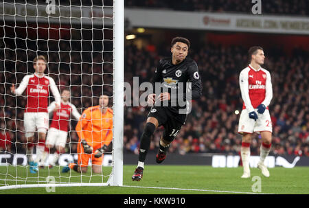 Il Manchester United Jesse Lingard punteggi al suo fianco il terzo obiettivo del gioco durante il match di Premier League a Emirates Stadium di Londra. Premere associazione immagine fotografica Data: Sabato 2 dicembre 2017. Vedere PA storia calcio Arsenal. Foto di credito dovrebbe leggere: Adam Davy/filo PA. Restrizioni: solo uso editoriale nessun uso non autorizzato di audio, video, dati, calendari, club/campionato loghi o 'live' servizi. Online in corrispondenza uso limitato a 75 immagini, nessun video emulazione. Nessun uso in scommesse, giochi o un singolo giocatore/club/league pubblicazioni. Foto Stock