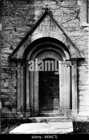 La chiesa di Dalhems, situata a Dalhem, in Svezia, è una chiesa medievale costruita nel XIII e XIV secolo. Tra il 1899 e il 1914 ha subito significativi lavori di ristrutturazione, guidati dall'architetto Axel Herman Hägg, con l'obiettivo di ripristinare il suo aspetto medievale. La chiesa presenta una torre con una guglia del timone renano, un portale principale con sculture uniche e murales medievali raffiguranti scene come la Crocifissione e l'Arcangelo Michele. Foto Stock