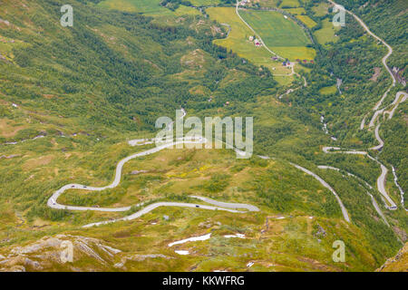 Avvolgimento su strada dal villaggio di geiranger dalsnibba montagna in More og Romsdal county, Norvegia. Foto Stock