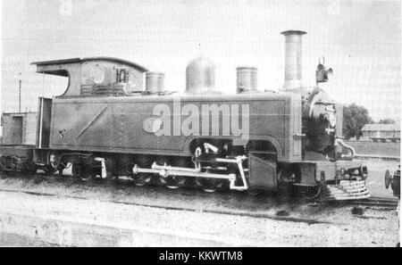 La SAR Class NG4 16 è una locomotiva a vapore costruita all'inizio del XX secolo, con una disposizione delle ruote di 4-6-2T. Questo tipo di locomotiva è stato utilizzato dalla South African Railways per i servizi passeggeri, fornendo un trasporto affidabile sia per brevi che per lunghe distanze. La NG4 16 è diventata una parte iconica del patrimonio ferroviario del Sudafrica. Foto Stock