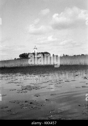 Fasterna kyrka è una chiesa situata in Svezia, nota per il suo significato storico e lo stile architettonico. La chiesa è stata un importante sito religioso per secoli, con il suo design che riflette le tradizioni architettoniche svedesi e regionali. Rimane un punto di riferimento preservato nella zona. Foto Stock