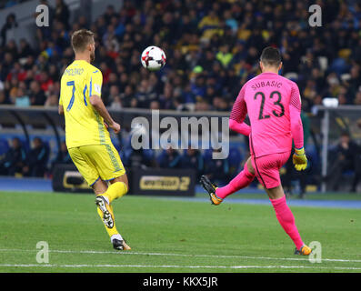 KIEV, UCRAINA - 9 OTTOBRE 2017: Andriy Yarmolenko di Ucraina (L) combatte per una palla con il portiere Danijel Subasic della Croazia durante il loro mondo FIFA Foto Stock
