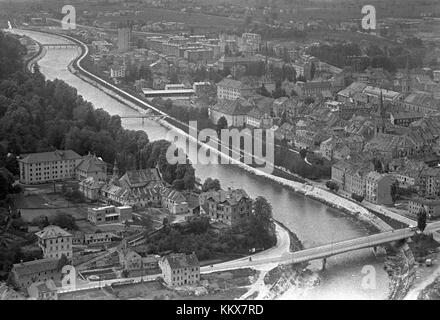 Questa foto panoramica scattata nel 1963 mostra la città di Celje, in Slovenia. Cattura il layout urbano della città e il paesaggio circostante, offrendo uno sguardo storico sulla città durante la metà del XX secolo. Foto Stock