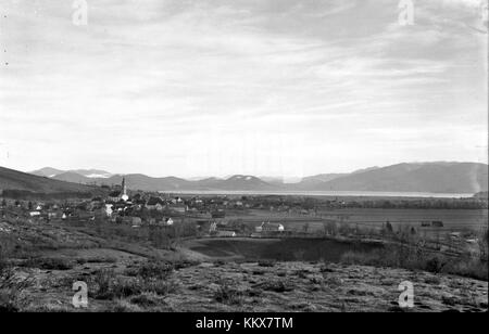 Questa cartolina del 1930 mostra Cerknice, una città in Slovenia, che offre uno scorcio della vita e dei paesaggi di quell'epoca. L'immagine mostra l'architettura locale e il paesaggio della città, fornendo un'idea della storia visiva della regione. Foto Stock