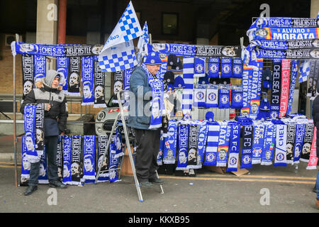 Londra, Regno Unito. 2° dic, 2017. Un souvenir stand con vendita di match day scarfes 12.30 pm kick off tra Chelsea e Newcastle United a Stamford Bridge credito: amer ghazzal/alamy live news Foto Stock