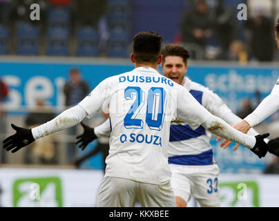 Il marcatore di Duisburg Cauly Souza (L) celebra il suo gol 1-0 con Moritz Stoppelkamp durante la seconda partita di calcio di Bundesliga tra MSV Duisburg e SpVgg Greuther Fuerth nella Schauinsland Reisen Arena di Duisburg, Germania, il 2 dicembre 2017. CONDIZIONI DI EMBARGO - ATTENZIONE: A causa delle linee guida per l'accreditamento, il DFL consente solo la pubblicazione e l'utilizzo di un massimo di 15 immagini per partita su Internet e sui media online durante la partita. Foto: Roland Weihrauch/dpa Foto Stock