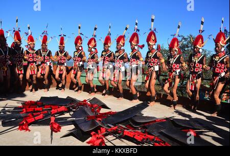 Kohima, India. 02dec, 2017. naga tribesmen dalla tribù yimchunger una danza sulla seconda del hornbill festival presso il naga heritage village kisama, circa quindici chilometri di distanza da kohima, la città capitale di India nord orientale di stato del Nagaland. l annuale hornbill festival che celebra dal dicembre 1-10 celebra il patrimonio culturale del nagas. Credito: caisii mao/alamy live news Foto Stock