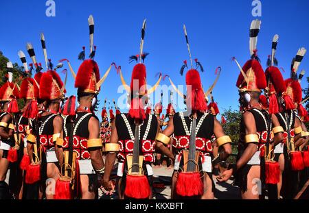 Kohima, India. 02dec, 2017. naga tribesmen dalla tribù yimchunger una danza sulla seconda del hornbill festival presso il naga heritage village kisama, circa quindici chilometri di distanza da kohima, la città capitale di India nord orientale di stato del Nagaland. l annuale hornbill festival che celebra dal dicembre 1-10 celebra il patrimonio culturale del nagas. Credito: caisii mao/alamy live news Foto Stock