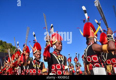 Kohima, India. 02dec, 2017. naga tribesmen dalla tribù yimchunger una danza sulla seconda del hornbill festival presso il naga heritage village kisama, circa quindici chilometri di distanza da kohima, la città capitale di India nord orientale di stato del Nagaland. l annuale hornbill festival che celebra dal dicembre 1-10 celebra il patrimonio culturale del nagas. Credito: caisii mao/alamy live news Foto Stock