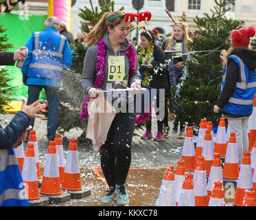 Covent Garden di Londra, Regno Unito. 2° dic, 2017. I partecipanti competono in grande pudding natalizio gara in Covent Garden di Londra per raccogliere fondi a favore della ricerca sul cancro del Regno Unito. la trentasettesima grande pudding natalizio gara è organizzata dall'unità CRAC a nome del Cancer Research UK e supportati da fox e mercato di Covent Garden. Credito: dinendra haria/alamy live news Foto Stock