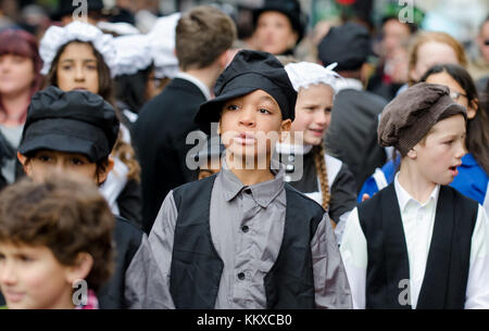 Rochester, Regno Unito. 2° dic, 2017. Centinaia di persone dress up in costume Dickensian e corteo attraverso la città il primo giorno dell'annuale Rochester Dickensian Festival di Natale Credit: PjrNews/Alamy Live News Foto Stock