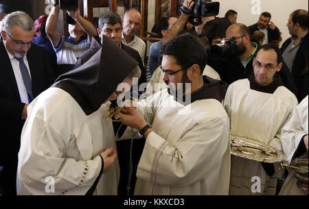 Betlemme, Cisgiordania, territorio palestinese. 2 dicembre 2017. Custode della Terra Santa Padre Francesco Patton guida una messa alla Chiesa della Natività, nella città di Betlemme, 2 dicembre 2017, in Cisgiordania Credit: Wisam Hashlamoun/APA Images/ZUMA Wire/Alamy Live News Foto Stock