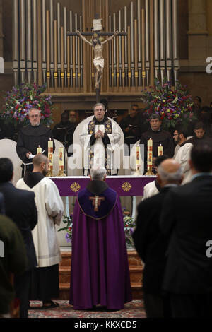 Betlemme, Cisgiordania, territorio palestinese. 2 dicembre 2017. Custode della Terra Santa Padre Francesco Patton guida una messa alla Chiesa della Natività, nella città di Betlemme, 2 dicembre 2017, in Cisgiordania Credit: Wisam Hashlamoun/APA Images/ZUMA Wire/Alamy Live News Foto Stock
