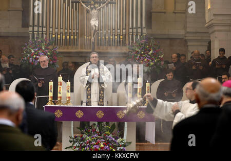 Betlemme, Cisgiordania, territorio palestinese. 2 dicembre 2017. Custode della Terra Santa Padre Francesco Patton guida una messa alla Chiesa della Natività, nella città di Betlemme, 2 dicembre 2017, in Cisgiordania Credit: Wisam Hashlamoun/APA Images/ZUMA Wire/Alamy Live News Foto Stock