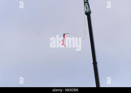 Glasgow, Scotland, Regno Unito. 2° dic, 2017. Santa gode di una 160ft gru bungee jump in Glasgow. Credito: Berretto Alamy/Live News Foto Stock