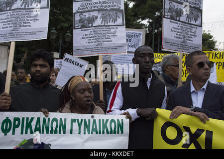 Atene, Grecia. 2° dic, 2017. manifestanti gridare slogan contro la migrazione e politiche di frontiera come essi marzo all'ambasciata italiana e gli uffici della UE di rappresentanza in Atene. africana di migranti e rifugiati, insieme a sinistra anti le organizzazioni razziste ha organizzato una manifestazione di protesta per la pratica della schiavitù umana che si svolgono in Libia una conseguenza, come sostengono, delle politiche europee in materia di immigrazione. Credito: nikolas georgiou/zuma filo/alamy live news Foto Stock