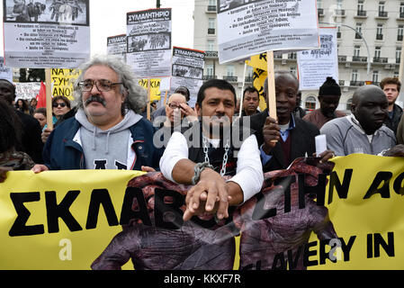 Atene, Grecia. 2 dicembre 2017. I manifestanti marciano tenendo striscioni e cartelli durante la manifestazione contro il commercio degli schiavi in Africa, ad Atene, in Grecia. Crediti: Nicolas Koutsokostas/Alamy Live News. Foto Stock