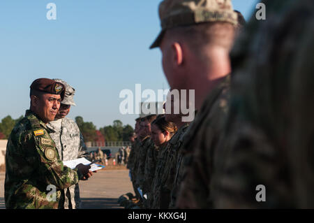 Fort Bragg, North Carolina, Stati Uniti. 1 dicembre 2017. 1 dicembre 2017 - FORT BRAGG, N.C., USA - il maggiore Yolman Becerra, di Bogotà, presenta le ali di lancio della sua nazione ai paracadutisti dell'esercito americano dopo aver completato con successo un salto nella Sicily Drop zone, venerdì, al 20° annuale Randy Oler Memorial Operation Toy Drop. L'operazione aviotrasportata, ospitata dallo U.S. Army Civil Affairs & Psychological Operations Command (Airborne), è la più grande operazione aerea combinata al mondo con paracadutisti provenienti da nove nazioni alleate partecipanti. L'evento annuale consente ai paracadutisti di Foto Stock