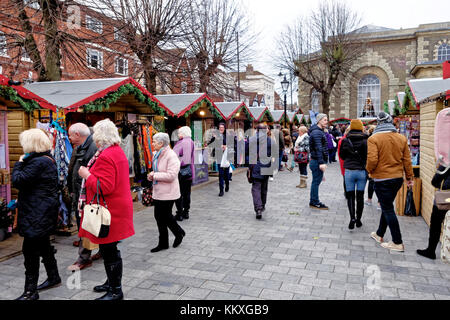 Salisbury Mercatino di Natale, Wiltshire, Regno Unito. 2° dic, 2017. La pioggia e il freddo non ha messo un dampner su Gli spiriti di molte persone che è venuto a Salisbury Mercatino di Natale di oggi. Credito: Andrew Harker/Alamy Live News Foto Stock