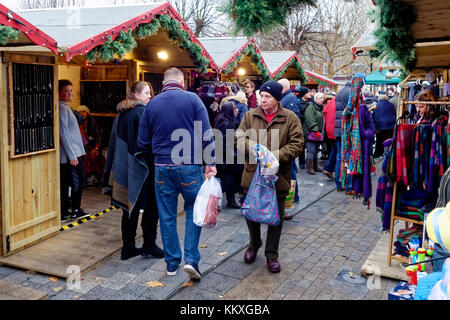 Salisbury Mercatino di Natale, Wiltshire, Regno Unito. 2° dic, 2017. La pioggia e il freddo non ha messo un dampner su Gli spiriti di molte persone che è venuto a Salisbury Mercatino di Natale di oggi. Credito: Andrew Harker/Alamy Live News Foto Stock