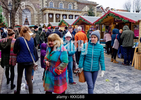 Salisbury Mercatino di Natale, Wiltshire, Regno Unito. 2° dic, 2017. La pioggia e il freddo non ha messo un dampner su Gli spiriti di molte persone che è venuto a Salisbury Mercatino di Natale di oggi. Credito: Andrew Harker/Alamy Live News Foto Stock