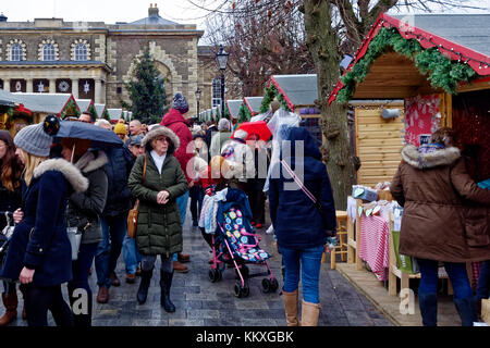 Salisbury Mercatino di Natale, Wiltshire, Regno Unito. 2° dic, 2017. La pioggia e il freddo non ha messo un dampner su Gli spiriti di molte persone che è venuto a Salisbury Mercatino di Natale di oggi. Credito: Andrew Harker/Alamy Live News Foto Stock