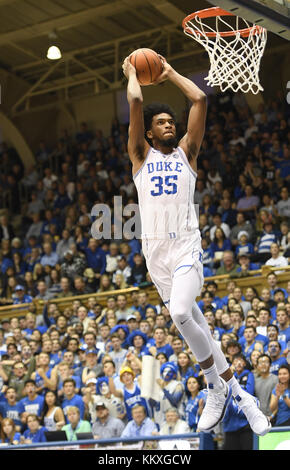 Durham, North Carolina, Stati Uniti d'America. 2° dic, 2017. MARVIN BAGLEY III (35) del Duca schiacciate per due punti. Il duca diavoli blu ha ospitato il Dakota del Sud il coyote al Cameron Indoor Stadium di Durham, N.C. Credito: Fabian Radulescu/ZUMA filo/Alamy Live News Foto Stock