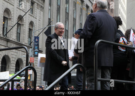 New York, NY, Stati Uniti. 2nd dicembre 2017. Il controllore della città di New York Scott Stringer partecipa al rally contro il piano fiscale dei repubblicani del Congresso, che si terrà nella zona di Wall Street il 2 dicembre 2017 a Lower Manhattan a New York City. Credito: Mpi43/Media Punch/Alamy Live News Foto Stock