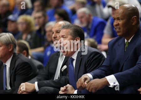 Lexington, Kentucky, Stati Uniti d'America. 2 dicembre, 2017. Sabato, 2 dicembre 2017 Rupp Arena, Lexington, KY, Stati Uniti d'America, coach calipari urlando al suo giocatori durante una Università del Kentucky mens gioco di basket. Credito: Danny pendleton/alamy live news Foto Stock