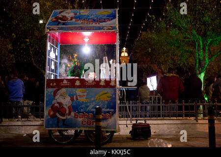 Betlemme, west bank. 2 dicembre, 2017. cucina di strada auto vestito in tema vacanze come grande folla riunita per celebrare l'illuminazione della vacanza chrstmas albero davanti alla chiesa della Natività di Betlemme, West Bank, Palestina credito: gabi berger/alamy live news Foto Stock