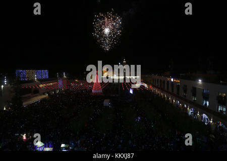 Betlemme, Cisgiordania, territorio palestinese. 2 dicembre 2017. Fuochi d'artificio esplodono durante una cerimonia di illuminazione dell'albero di Natale fuori della Chiesa della Natività nella città di Betlemme, 2 dicembre 2017 credito: Wisam Hashlamoun/APA Images/ZUMA Wire/Alamy Live News Foto Stock