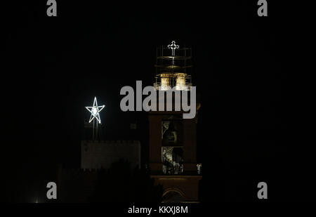 Betlemme, Cisgiordania, territorio palestinese. 2 dicembre 2017. Fuochi d'artificio esplodono durante una cerimonia di illuminazione dell'albero di Natale fuori della Chiesa della Natività nella città di Betlemme, 2 dicembre 2017 credito: Wisam Hashlamoun/APA Images/ZUMA Wire/Alamy Live News Foto Stock