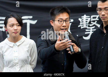 3 dicembre 2017 - Hong Kong, RAS di Hong Kong, CINA - RAS di HONG KONG, CINA: 3 dicembre 2017. Raphael Wong ho-ming si rivolge alla folla. Gli attivisti per la democrazia marciano contro il regime di â œauthoritarianâ di Hong Kong, forse l'ultima volta prima che molti di loro siano incarcerati. I manifestanti di Bailed Joshua Wong e Nathan Law si sono Uniti ai sostenitori per la marcia da Wan Chai alla Corte d'appello finale a Central (Credit Image: © Jayne Russell via ZUMA Wire) Foto Stock