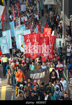 3 dicembre 2017 - Hong Kong, RAS di Hong Kong, CINA - RAS di HONG KONG, CINA: 3 dicembre 2017. Gli attivisti per la democrazia marciano contro il regime di â œauthoritarianâ di Hong Kong, forse l'ultima volta prima che molti di loro siano incarcerati. I manifestanti di Bailed Joshua Wong e Nathan Law si uniscono ai sostenitori per la marcia da Wan Chai alla Corte d'appello finale a Central (immagine di credito: © Jayne Russell via ZUMA Wire) Foto Stock