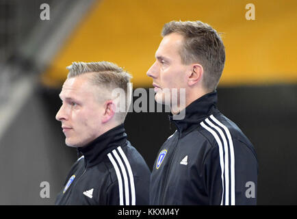 Bieigheim Bissingen, Germania. 02 dicembre 2017. Gli arbitri tedeschi Robert Schulze (L) e Tobias Tonnies durante la partita femminile del campionato del mondo di pallamano tra Svezia e Polonia all'EgeTrans Arena di Bieigheim-Bissingen, Germania, 2 dicembre 2017 Credit: Marijan Murat/dpa/Alamy Live News Foto Stock