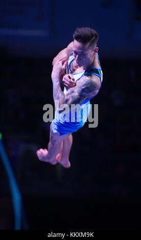 Ludwigsburg, Germania. 2 dicembre 2017. Marcel Nguyen della KTV Straubenhardt salta durante la finale della Bundesliga Deutsche Turnliga (Lega tedesca di ginnastica) a Ludwigsburg, Germania, il 2 dicembre 2017. Credito: Deniz Calagan/dpa/Alamy Live News Foto Stock