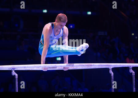 Ludwigsburg, Germania. 2 dicembre 2017. Ivan Rittschik di KTV Straubenhardt sulle parallele durante le finali della Bundesliga Deutsche Turnliga (Lega tedesca di ginnastica) a Ludwigsburg, Germania, il 2 dicembre 2017. Credito: Deniz Calagan/dpa/Alamy Live News Foto Stock