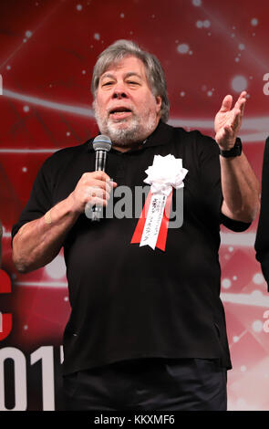 Chiba, Giappone. 1 dicembre 2017. Il co-fondatore di Apple computer Steve Wozniak parla alla cerimonia di apertura del Tokyo Comic con 2017 a Chiba, periferia di Tokyo venerdì 1 dicembre 2017. Ora è in Giappone per il Tokyo Comic con, una convention di tre giorni per fumetti e film americani. Crediti: Yoshio Tsunoda/AFLO/Alamy Live News Foto Stock