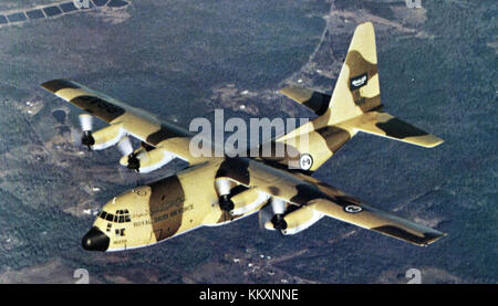 Il Lockheed C-130 Hercules è un aereo da trasporto militare utilizzato dalla Royal Saudi Air Force (RSAF). È progettato per il trasporto di carichi pesanti, comprese attrezzature e truppe, in varie impostazioni operative. Nota per la sua versatilità e la sua capacità di operare da piste di atterraggio brevi o impreparate, rimane una risorsa cruciale per le operazioni logistiche e militari. Foto Stock