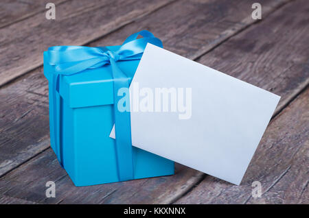 Blue confezione regalo con bigliettino vuoto busta Foto Stock