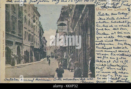 Questa cartolina, intitolata *Razglednica starega trga*, presenta un'immagine di una vecchia piazza, probabilmente in una città storica. Rappresenta la bellezza culturale e architettonica degli spazi pubblici storici. Foto Stock