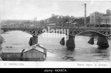 Il ponte sul fiume Dnieper a Smolensk, in Russia, è un'importante infrastruttura che collega parti chiave della città. Si trova vicino alla Torre Volkov, un punto di riferimento storico di Smolensk. Foto Stock
