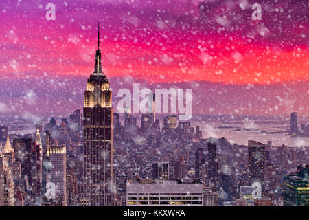 La neve cade giù nella città di new york Foto Stock