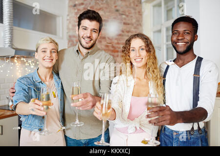 Due coppie felici la tostatura con champagne e che desiderano che si Merry Xmas Foto Stock