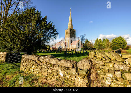 La bella chiesa parrocchiale di st.Pietro in South Lakeland comunità rurale di campo broughton nel parco nazionale del distretto dei laghi Foto Stock