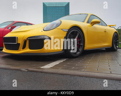 Il giallo della Porsche 911 GT3 sotto la pioggia. Questo modello è uno dei più popolari di automobili per appassionati Porsche. Foto Stock