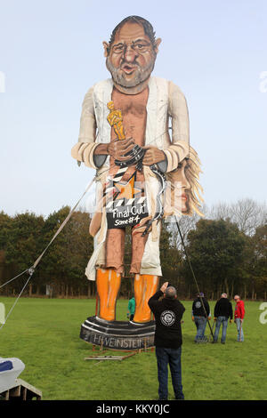 La Edenbridge Bonfire Society rivela il suo famoso ragazzo prima della famosa notte del falò. Quest'anno un'effigie del produttore cinematografico Harvey Weinstein sarà bruciata alla celebrazione di sabato 4 novembre. Con: Harvey Weinstein dove: Edenbridge, Regno Unito quando: 01 Nov 2017 Credit: David Sims/WENN.com Foto Stock