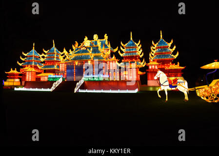 Bianco colorato cavallo e carrozza light display presso la magica festa delle lanterne in Chiswick House e giardini, Londra Foto Stock