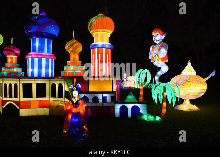 Colorate e aladdin genie luce display presso la magica festa delle lanterne in Chiswick House e giardini, Londra Foto Stock